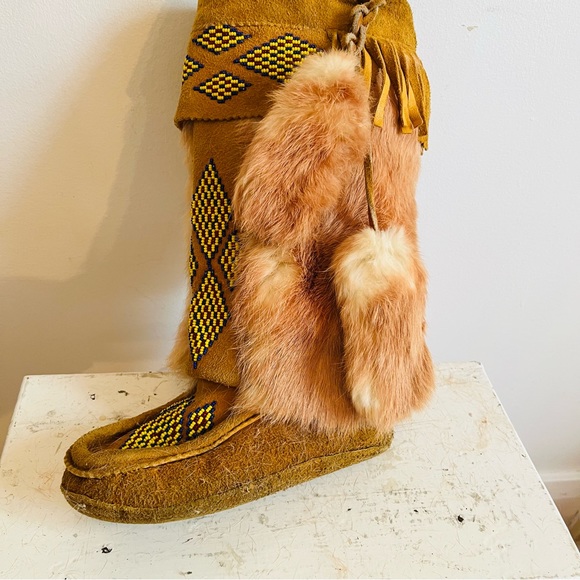 SOLD Vintage handmade leather and rabbit fur beaded moccasins - Picture 8 of 8